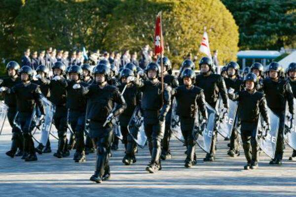 警視庁の「年頭部隊出動訓練」で行進する機動隊=9日午前、東京都新宿区