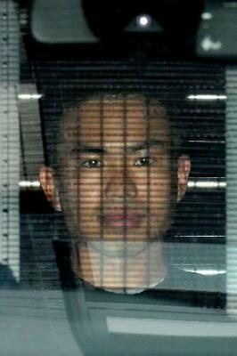 　送検のため、警視庁麻布署を出る村田晃大容疑者＝２６日午前９時