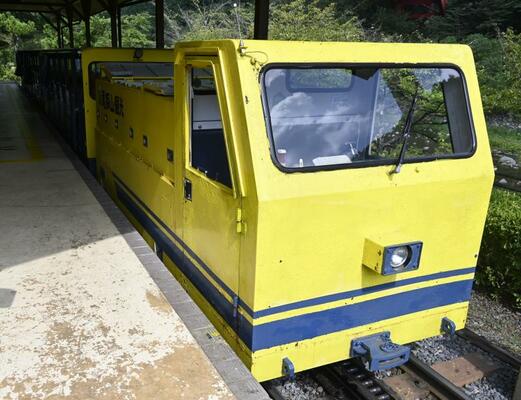 足尾銅山観光のトロッコ電車。先頭のけん引車が廃止となる