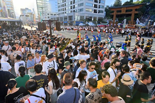 大通りに詰めかけた大勢の来場者＝５日午後５時25分、宇都宮市馬場通り３丁目