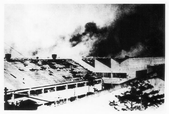 爆撃を受けて燃える中島飛行機太田製作所＝1945年２月10日（太田市教育委員会提供）