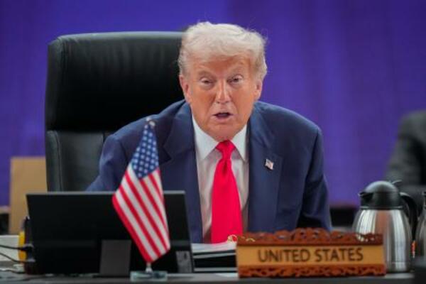 ASEAN首脳との会合で演説するトランプ米大統領=26日、マレーシア・クアラルンプール(AP=共同)