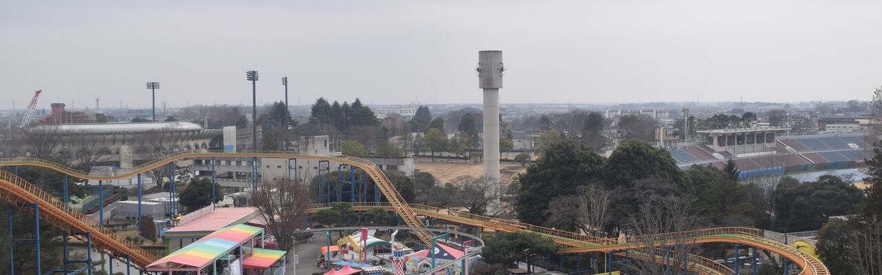 とちのきファミリーランドの観覧車から眺めた県総合運動公園。整備中の陸上競技場（右）や新スタジアム（左）が見える