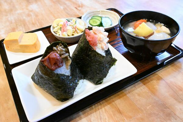 梅こんぶ(左)、エビマヨめんたいこのおむすびと総菜・みそ汁のセット