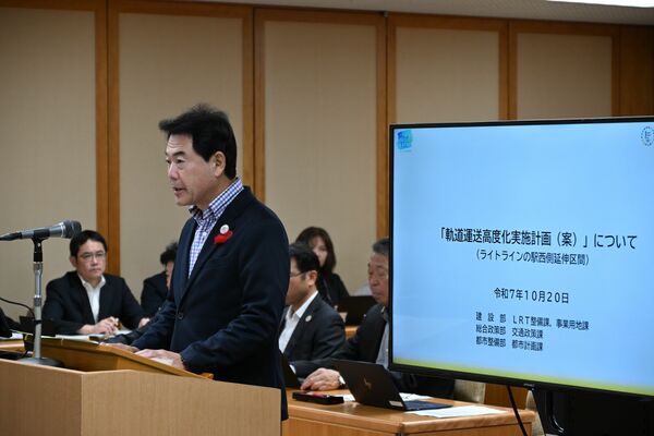 ＬＲＴ西側延伸事業の軌道運送高度化実施計画案を説明する宇都宮市の佐藤市長＝２０日午前、宇都宮市役所議会棟の議員協議会室