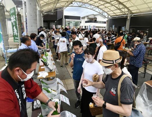 来場者でにぎわうＳＡＫＥフェスの会場