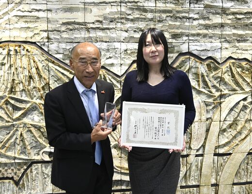 特別審査委員賞を受賞した「栃木県こども応援なないろ」の皆川理事長（右）と中山高司監事＝21日午後、下野新聞社