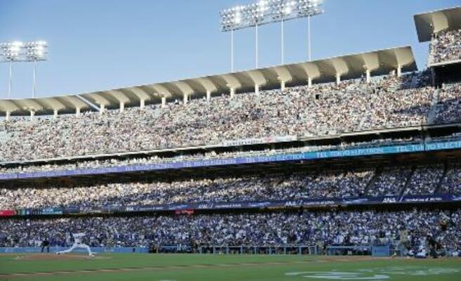 2028年ロサンゼルス五輪で野球の会場となるドジャースタジアム(共同)