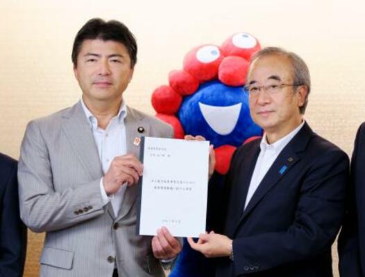 　洋上風力発電に関する要望書を古賀友一郎経産副大臣（左）に手渡す花角英世新潟県知事＝１６日午後、経産省