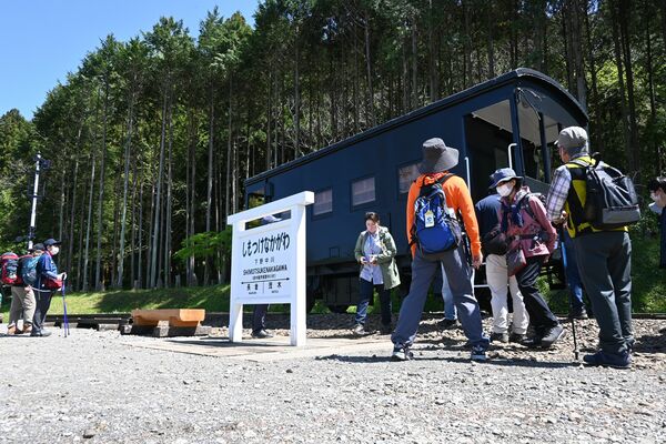 再塗装され、つやを取り戻して公開されている希少な車掌車。左奥に腕木式信号機も立つ