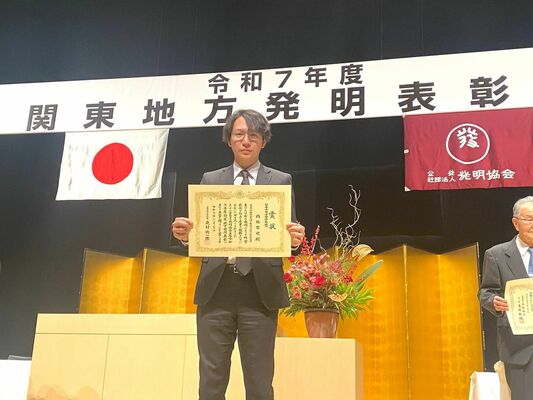 日本弁理士会会長賞の賞状を手にする西堀哲也取締役
