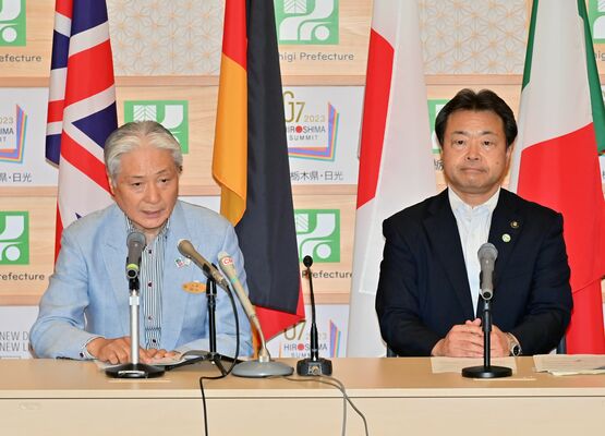 共同記者会見を開いた福田知事（左）と粉川日光市長＝２６日午後、県庁