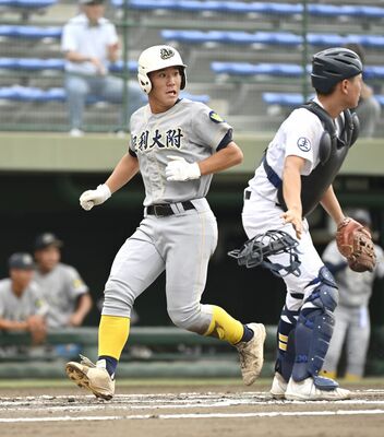 ６回、足大付・松本のスクイズで三走小島（左）が生還＝エイジェックスタジアム、森田大地撮影