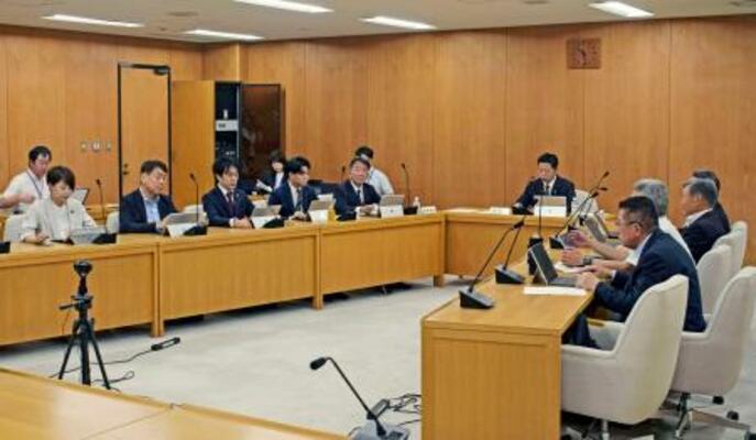 　兵庫県議会の総務常任委員会＝９日午前、兵庫県庁
