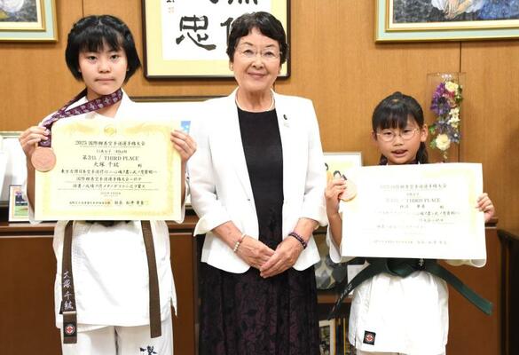 空手の国際大会で２年連続の３位入賞を果たした大塚さん（左）と柿沼さん（右）