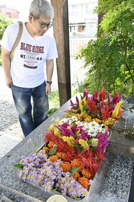 祖母井神社の花手水を楽しむ参拝者