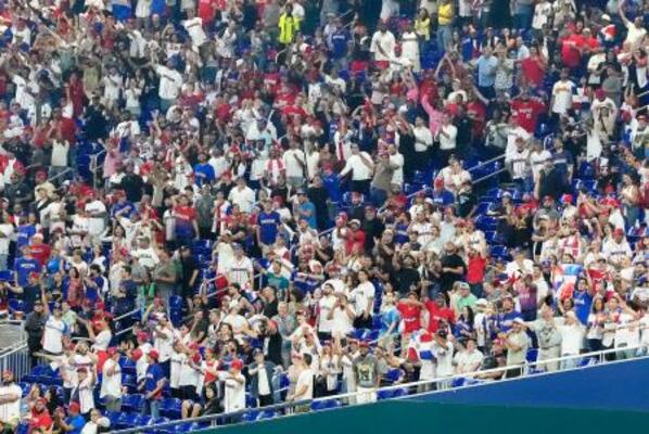 13日、WBCのドミニカ共和国―韓国戦で盛り上がるスタンドのファン=米マイアミのローンデポ・パーク(共同)