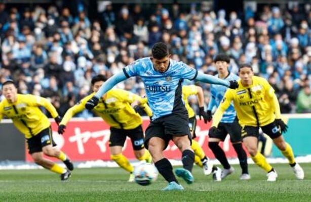 　川崎―柏　前半、先制ＰＫを決める川崎・エリソン＝Ｕ等々力