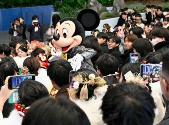 　東京ディズニーランドで開かれた「二十歳の集い」で、キャラクターと触れ合う参加者＝１２日午前、千葉県浦安市