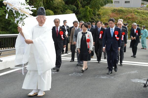 渡り初めをする関係者ら