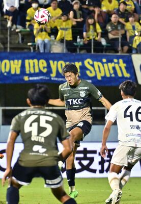 後半36分、栃木ＳＣのＦＷ小堀（奥）が頭で同点ゴールを奪う＝県グリーンスタジアム