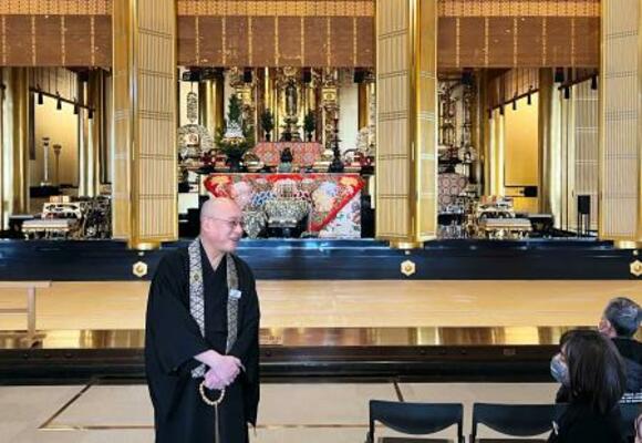 　築地本願寺本堂内の東森尚人副宗務長（左）＝東京都中央区