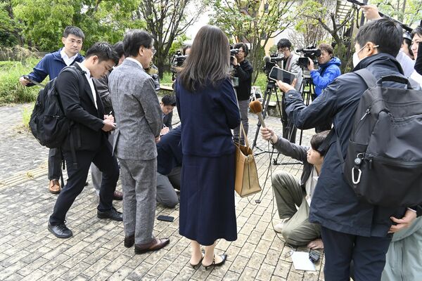 報道陣の質問に答える佐々木さん（中央）ら＝10日午前10時40分、宇都宮市材木町