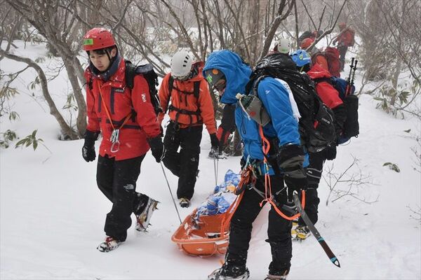 遭難者の搬送訓練をする隊員ら
