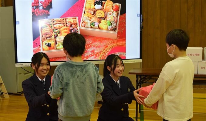 施設の子どもたちにおせちを贈った宇都宮短期大付属高の生徒