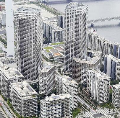 東京都中央区のマンション群=6月