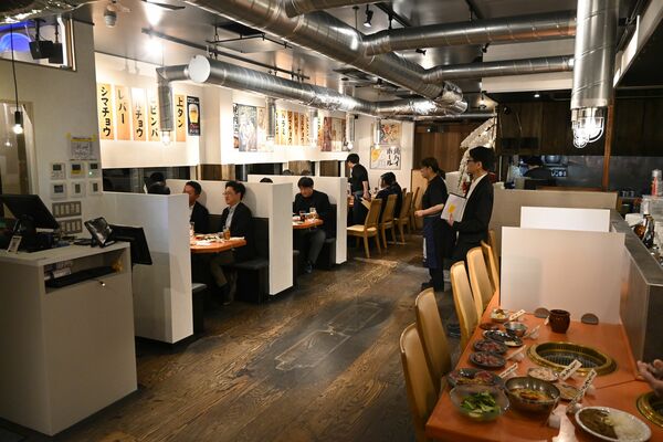 28日にオープンする「うま勝」の店内=26日午後、栃木市