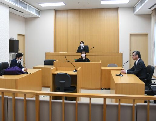 住居侵入未遂事件の初公判が開かれた宇都宮地裁真岡支部の法廷＝５日午後、真岡市荒町