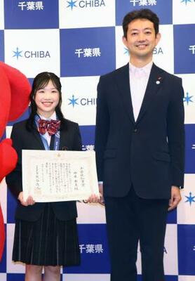 千葉県の熊谷俊人知事(右)から知事賞を授与されたフィギュアスケート女子の中井亜美選手=19日午前、千葉県庁