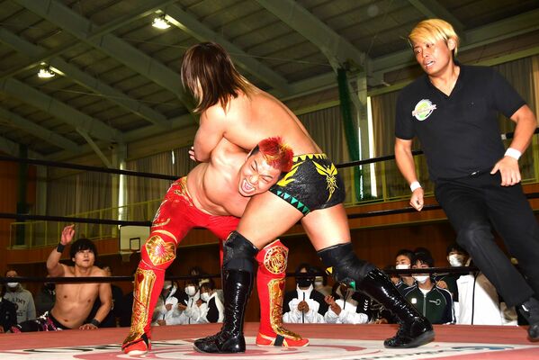 立志式の記念行事として行われたプロレスの試合