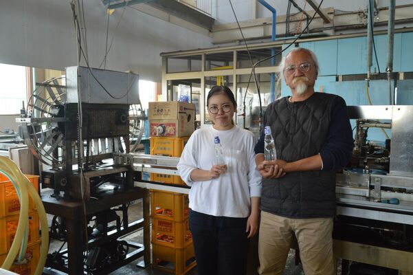 ラムネ製造を終了したマルキヨーの増子社長（右）と役員の春香さん