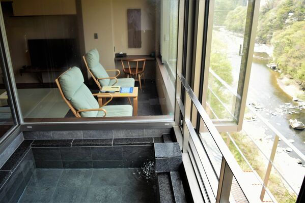 渓谷を望める温泉内風呂を備えた和洋客室＝日光市