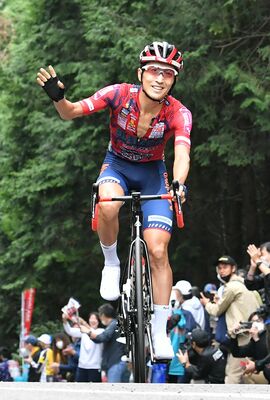 ９周目の山岳賞を獲得し、沿道の拍手に笑顔で応える宇都宮ブリッツェンの増田＝16日午後０時10分、宇都宮市森林公園周回コース