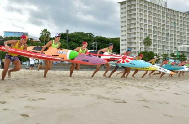 和歌山県白浜町で開かれた、ライフセーバーの競技会=26日