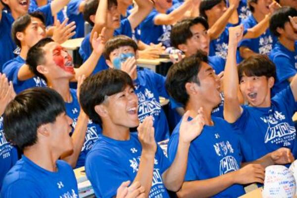 日本の4点目のゴールに盛り上がる、森保一監督の母校長崎日大高のサッカー部員=21日午後、長崎県諫早市