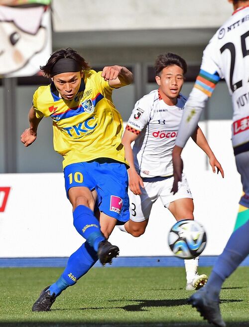 Ｊ２栃木ＳＣ－大宮　ミドルシュートを決める森俊貴＝2023年３月19日