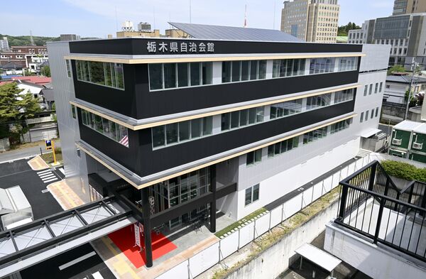 完成した新しい県自治会館。旧会館解体後に広場やコンビニも整備される