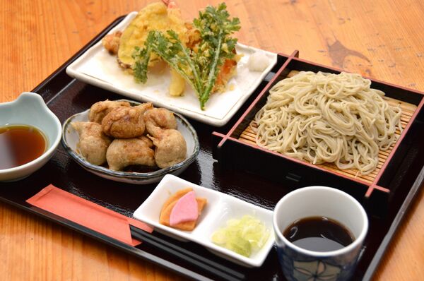 「いい里さかがわ館」で提供される「天もりそば」と「揚げそばがき」