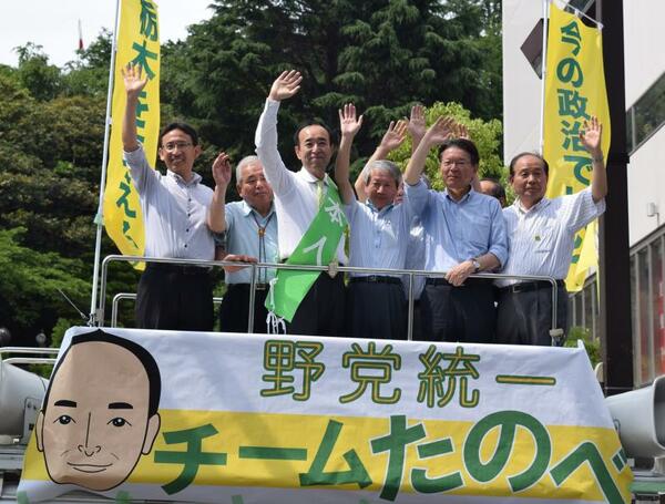 県内の野党代表らとともに合同街頭演説会で支持を訴える田野辺氏（左から３人目）＝２０１６年６月、宇都宮市内