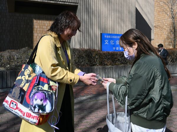 自作のグッズやお菓子などを交換して交流するファンたち