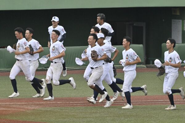 ４年ぶり７度目の優勝を決め、応援席へ笑顔で駆け出す佐野日大ナイン＝清原球場、森田大地撮影