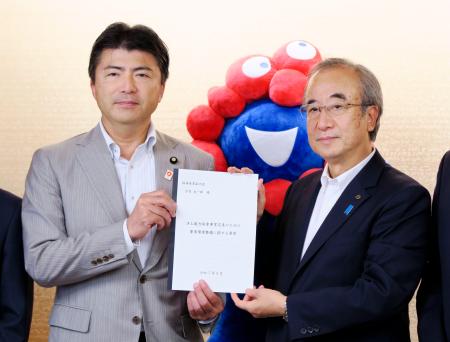 洋上風力発電に関する要望書を古賀友一郎経産副大臣(左)に手渡す花角英世新潟県知事=16日午後、経産省