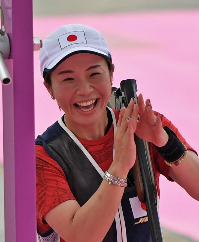 クレー射撃女子トラップ予選4ラウンド目で満点の25点を取り、手をたたいて喜ぶ中山由起枝。集大成の舞台で「やることはやった。満点は心からうれしかった」=7月29日、陸上自衛隊朝霞訓練場