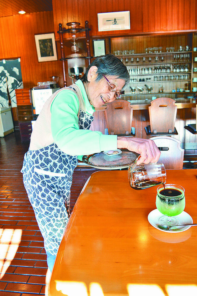ガラスの器にコーヒーゼリーを注ぐ店主の島田さん。創業当時からのメニュー