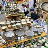 益子で春の陶器市が開幕　ＧＷ初日、品定めする客でにぎわう