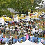 雨でも“アツアツ”盛況　「宇都宮餃子祭り」に行列　27店が名物ふるまう…